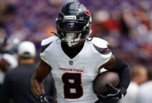 Fuente – El águila comercia por el Texas WR John Metchie III