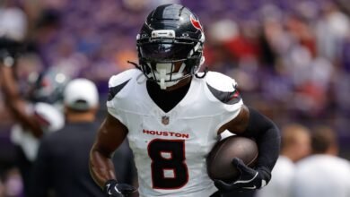 Fuente – El águila comercia por el Texas WR John Metchie III
