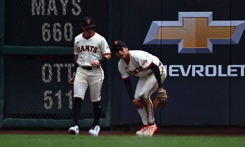 El gigante Jung Hoo Lee comienza, muslos y pantorrillas antes de pellizcar el béisbol entre la rodilla El gigante Jung Hoo Lee comienza, muslos y pantorrillas antes de pellizcar el béisbol entre la rodilla