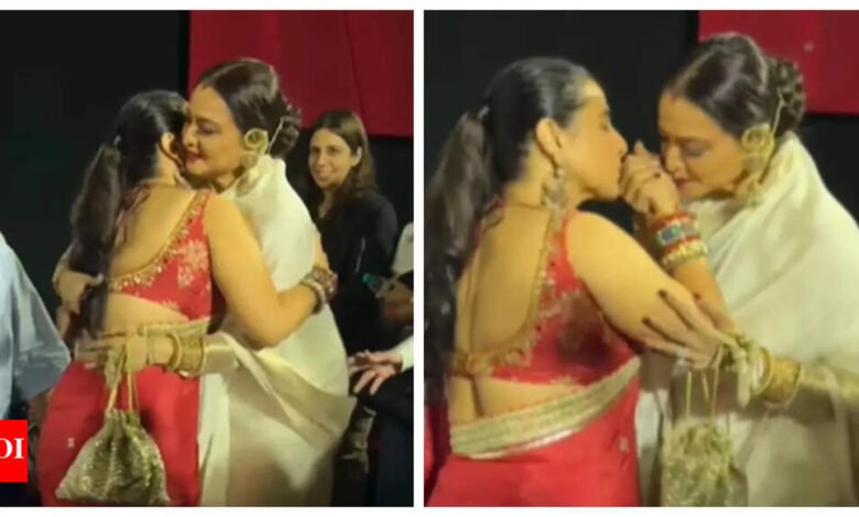 20 años de Perinita: Vidya Balan y Line roban el centro de atención en el cálido evento de abrazo y besos del beso. 20 años de Perinita: Vidya Balan y Line roban el centro de atención en el cálido evento de abrazo y besos del beso.