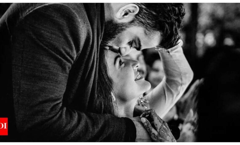 Virat Kohli está besando la frente de Anushka Sharma en su boda, la foto favorita del fotógrafo Joseph Radhika; La pareja dijo que las fotos querían ser reales Virat Kohli está besando la frente de Anushka Sharma en su boda, la foto favorita del fotógrafo Joseph Radhika; La pareja dijo que las fotos querían ser reales