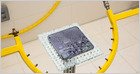 Dentro de los laboratorios de confiabilidad de Google, donde se estresa los teléfonos y relojes de píxeles; Google afirma que Pixel 10 Pro Fold puede soportar más de 10 años de plegamiento (Julian Chokkattu/Wired)