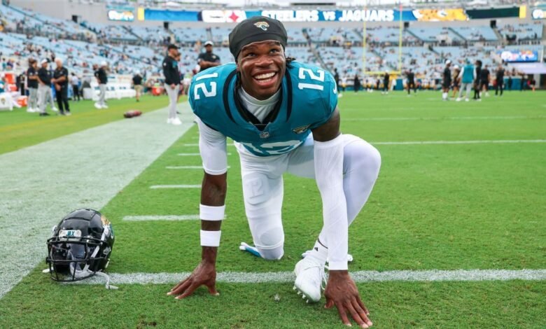 Travis Hunter de Jaguars se sienta fuera de la práctica, a Miss Sat. juego