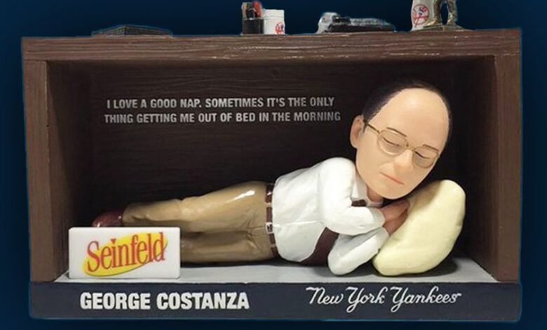 Los Yankees de Nueva York anuncian George Costanza Sleeping Bobblehead Sorteo