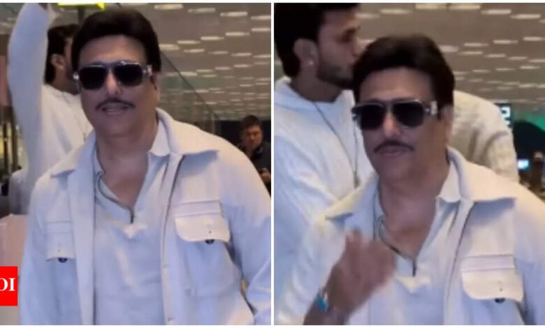 La primera presencia pública de Govinda en los rumores de divorcio con Sunita Ahuja da besos volando en PAPS.