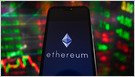 Ether aumentó el 15% el viernes por la noche, aumentando hasta $ 4,885 y superando su récord de noviembre de 2021 de $ 4,866.01 después de que el presidente Fed, Jerome Powell, insinuó recortes de tarifas (Tanaya Machel/CNBC)