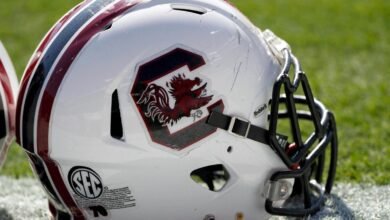 El asistente de Gamecocks Robertson fue hospitalizado después de accidentes automovilísticos.