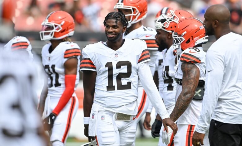 El gerente general de los Browns, Andrew Berry, dijo que no vio ningún problema al sostener cuatro QB en el equipo de 53 personas. El gerente general de los Browns, Andrew Berry, dijo que no vio ningún problema al sostener cuatro QB en el equipo de 53 personas.