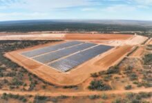 El primer sistema de energía solar y la batería fuera de la red para aumentar la energía de la mina en el interruptor de NSW.
