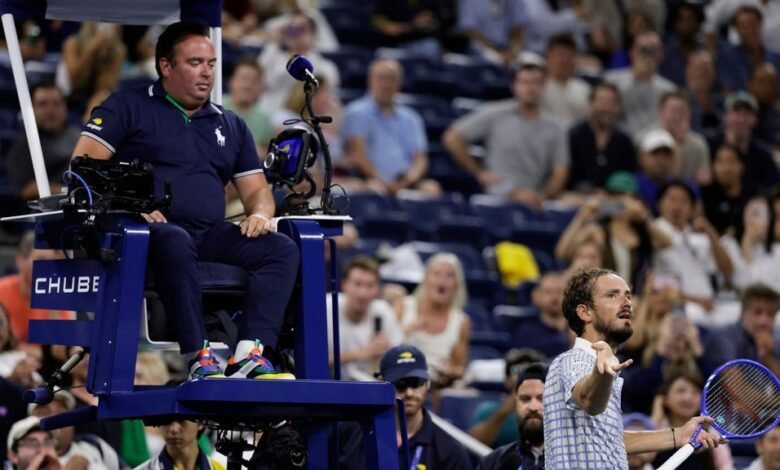 Bonzi sobrevivió a la competencia caótica de Medvedev en el partido abierto de los Estados Unidos. Bonzi sobrevivió a la competencia caótica de Medvedev en el partido abierto de los Estados Unidos.