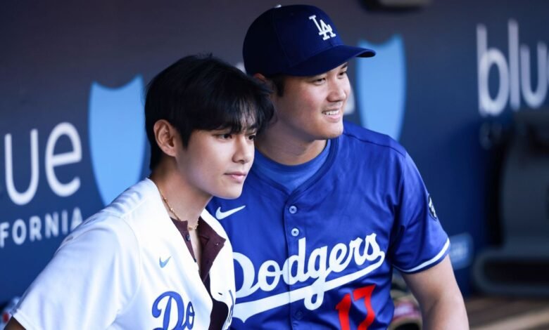 BTS ‘V posa con Shohei Ohtani, lanzando la primera bola de Dodgers BTS ‘V posa con Shohei Ohtani, lanzando la primera bola de Dodgers