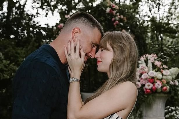 Taylor Swift y Traveis Celsis están asociados con compartir las instantáneas deseadas mientras comparten Taylor Swift y Traveis Celsis están asociados con compartir las instantáneas deseadas mientras comparten
