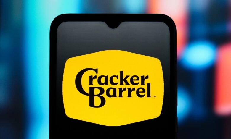 Cracker Barrel está unido a un nuevo logotipo. Cracker Barrel está unido a un nuevo logotipo.