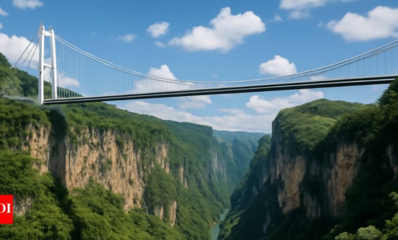 El puente chino Huajiang Grand Canyon más alto del mundo ha pasado los 96 camiones.