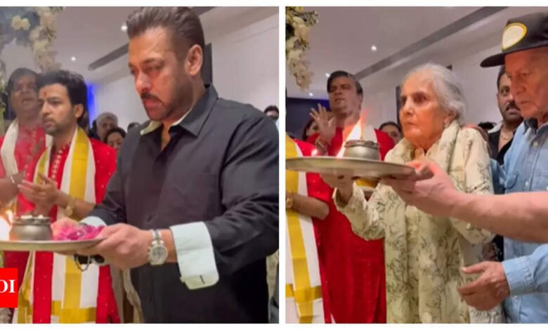 Salman Khan interpreta a Arti cuando celebra a Ganesh IV con su padre y Selma Khan en la residencia de la hermana Orpita Khan, mira el video. Salman Khan interpreta a Arti cuando celebra a Ganesh IV con su padre y Selma Khan en la residencia de la hermana Orpita Khan, mira el video.