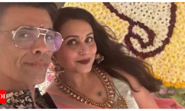 Karan Johar y la reina Mukherjee interpretan a los fanáticos que juegan juntos en Ganesh IV y se comportan con una impresionante selfie: vea la imagen. Karan Johar y la reina Mukherjee interpretan a los fanáticos que juegan juntos en Ganesh IV y se comportan con una impresionante selfie: vea la imagen.