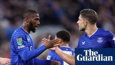 Beto se aseguró de que Everton venció a Mansfield después de que el estadio se retrasara al comienzo de la Copa Carabao.
