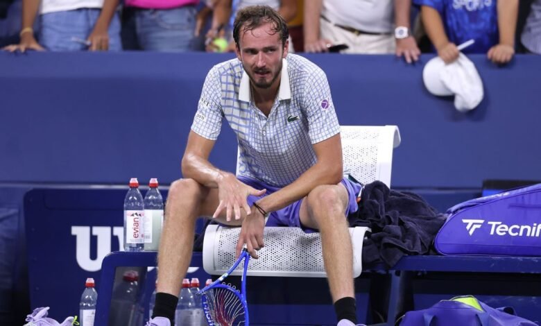 Daniil Medvedev fue multado con 42.5 mil dólares para que abramos la cubierta, abusamos de la raqueta Daniil Medvedev fue multado con 42.5 mil dólares para que abramos la cubierta, abusamos de la raqueta