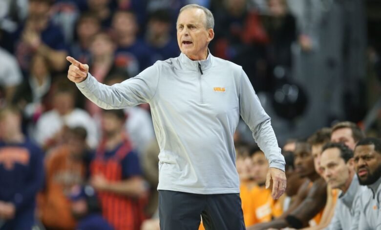 Rick Barnes firmó un contrato de por vida como entrenador de Tennessee. Rick Barnes firmó un contrato de por vida como entrenador de Tennessee.