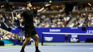 Djokovic sacudiendo el dolor de espalda de Norrie para abrir la cuarta ronda a los 38