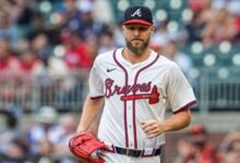 El actual ganador de Cy Cy Chris Sale se une a los Bravos después de 2 meses