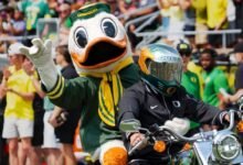 Oregon Mascot Trips, perdió la cabeza en el accidente en la apertura de los patos