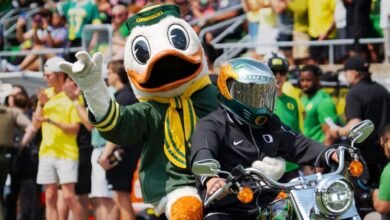 Oregon Mascot Trips, perdió la cabeza en el accidente en la apertura de los patos