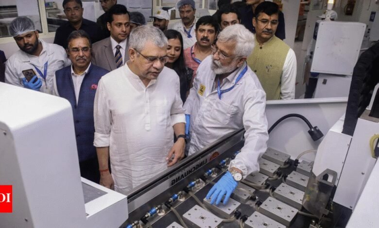 Push Electronics: Ashwini Vaishnaw inaugura la primera fábrica de vidrio templado en Noida; Optiemus para invertir Rs 800 millones de rupias Push Electronics: Ashwini Vaishnaw inaugura la primera fábrica de vidrio templado en Noida; Optiemus para invertir Rs 800 millones de rupias