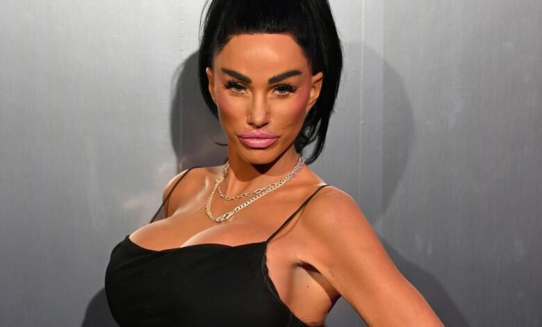 Katie Price es el resto de la oración de la oración es el resto de la oración en la lista del Reino Unido con regreso sorpresa de música. Katie Price es el resto de la oración de la oración es el resto de la oración en la lista del Reino Unido con regreso sorpresa de música.