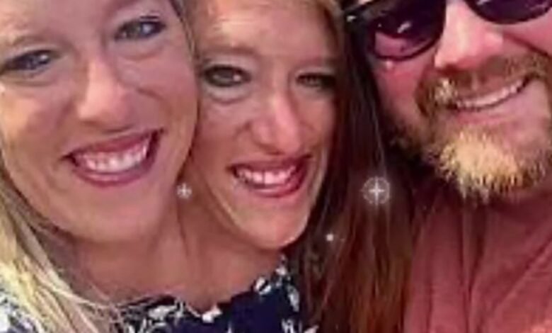 Estrella de reality shows adjunta al gemelo Abby y Britani Hensel manchado con el bebé recién nacido