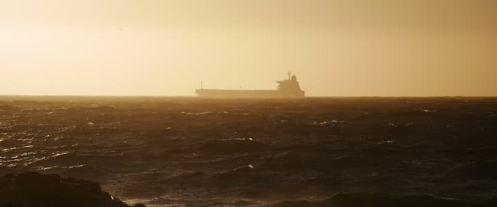Los barcos petroleros rusos sancionados esperan claridad en la costa india Los barcos petroleros rusos sancionados esperan claridad en la costa india