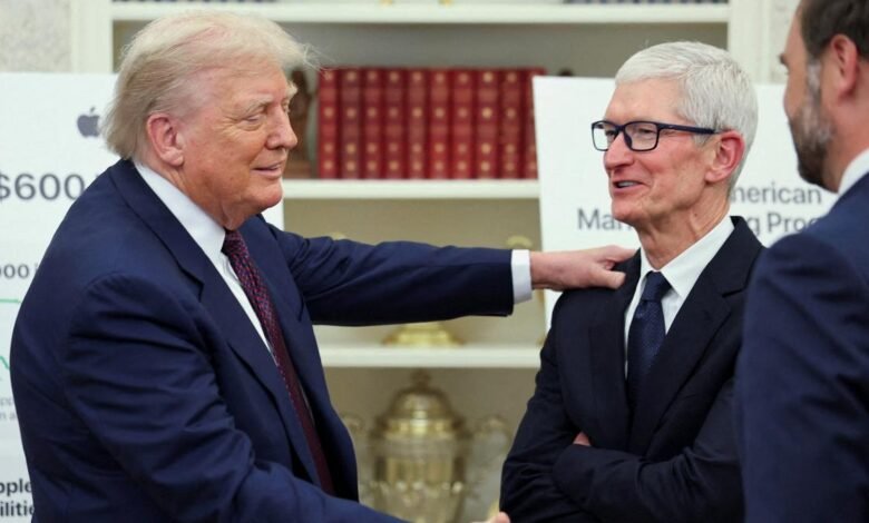 Trump anuncia a Apple que invierta otros $ 100 mil millones en fabricación de EE. UU. Trump anuncia a Apple que invierta otros $ 100 mil millones en fabricación de EE. UU.