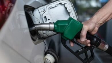 Por qué están cayendo los precios de la gasolina