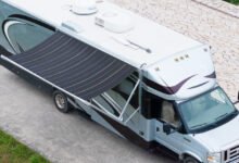 Los toldos solares aco-dinámicos hacen que los RV sean más fáciles de atrapar la luz solar.