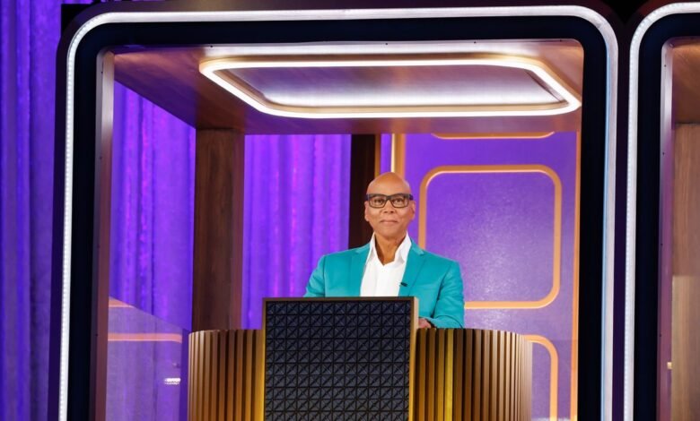 En el clip de apariencia, RuPaul dice que lleva un “fondo de mi” pijama mientras filma la “carrera de nubes”