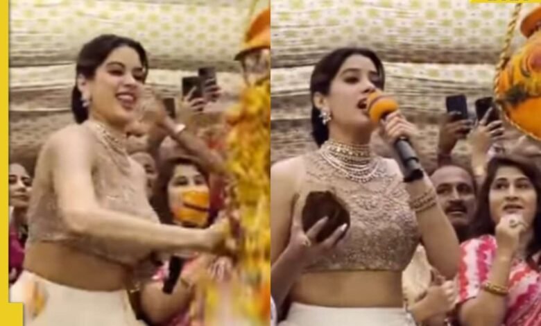 Janahvi Kapoor regresó a los trolls después de ser convertido en meme para cantar ‘Bharat Mata Ki Joy’ en el evento Janmashti Janahvi Kapoor regresó a los trolls después de ser convertido en meme para cantar ‘Bharat Mata Ki Joy’ en el evento Janmashti