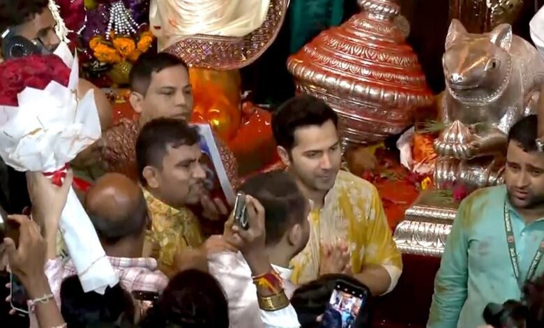 Vista: Varun rezó en Lalbagcha Raja Vista: Varun rezó en Lalbagcha Raja