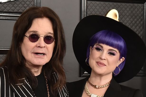 Kelly Osburn ‘Holding’ con el amor de Oji mientras rindía homenaje a Oji