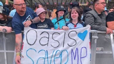 Después del fanático de los adolescentes, el fanático de Oasis compartió los increíbles momentos con Noel Galga en lágrimas