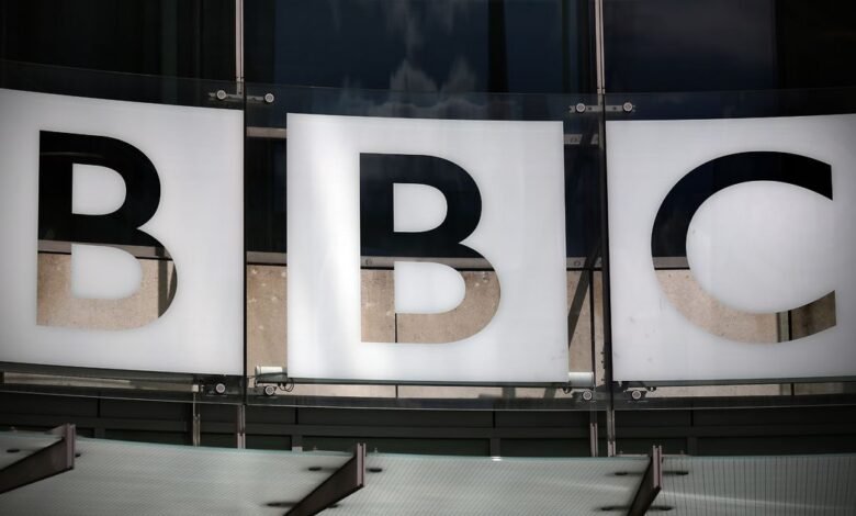 Mirror Daily Digest: ‘Gender Fig’ son detalles completos de la estrella de la BBC hasta el escándalo de ‘Imagen de género’ desde la estrella superior de la BBC hasta la alerta de advertencia de emergencia