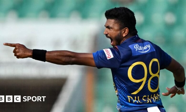 Zimbabwe vs Sri Lanka: Dilshan Madushanka usa el Hat -Trick final para ayudar a los turistas a ganar el primer ODI. Zimbabwe vs Sri Lanka: Dilshan Madushanka usa el Hat -Trick final para ayudar a los turistas a ganar el primer ODI.