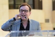 El director ‘Harry Potter’ dijo que él “por supuesto” no “está de acuerdo” con la transfobia de JK Rowling.