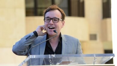 El director ‘Harry Potter’ dijo que él “por supuesto” no “está de acuerdo” con la transfobia de JK Rowling.