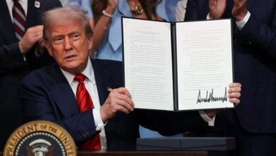 Las nuevas órdenes ejecutivas de Trump prohíben las afirmaciones políticas o el debate ilegal ‘.