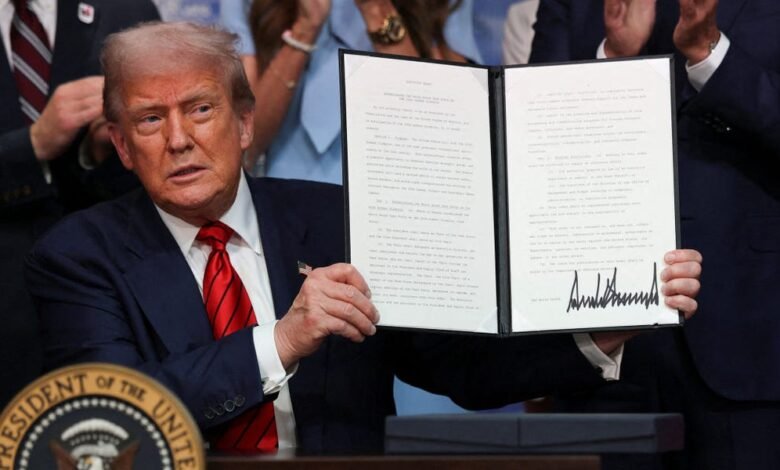 Las nuevas órdenes ejecutivas de Trump prohíben las afirmaciones políticas o el debate ilegal ‘.