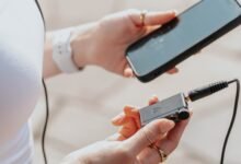 Este pequeño DAC de auriculares pequeños agrega tecnología inalámbrica de alta resolución a los auriculares con cable, para que pueda ir al audiófilo en cualquier lugar
