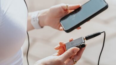 Este pequeño DAC de auriculares pequeños agrega tecnología inalámbrica de alta resolución a los auriculares con cable, para que pueda ir al audiófilo en cualquier lugar