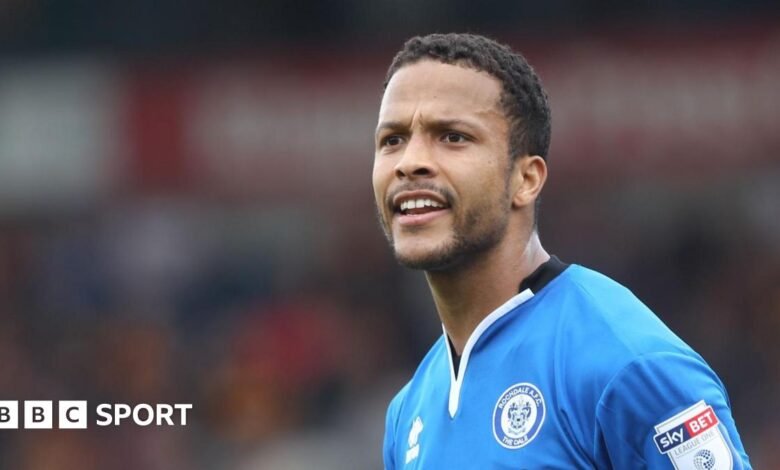 Joe Thompson: Rochdale Reltire número 15 camisas para honrar el centro del campo.