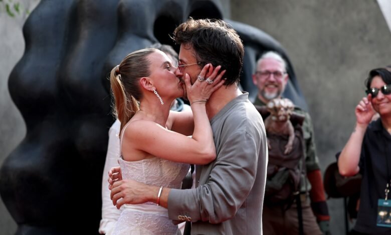 Después del beso viral del mundo jurásico, Jonathan Bailey regresa al cuello de Scarlett Johanson Después del beso viral del mundo jurásico, Jonathan Bailey regresa al cuello de Scarlett Johanson