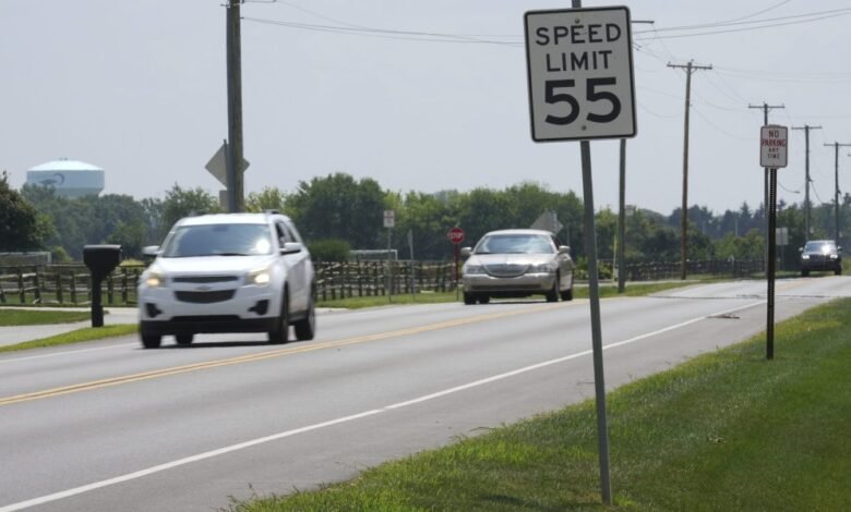 Los límites de velocidad de hoy surgieron de estudios en carreteras rurales de las décadas de 1930 y 1940. Ahora los estados buscan cambiar las pautas Los límites de velocidad de hoy surgieron de estudios en carreteras rurales de las décadas de 1930 y 1940. Ahora los estados buscan cambiar las pautas